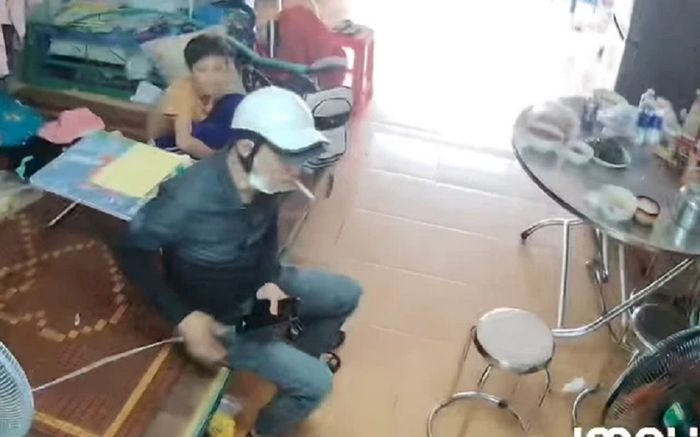Thanh niên lạ bất ngờ xông vào nhà, hành động tiếp theo khiến bé trai sợ tái mặt