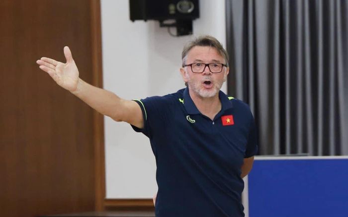 HLV Troussier tuyên bố: Ai không sẵn sàng thích nghi lối chơi của tôi, có thể ra về!