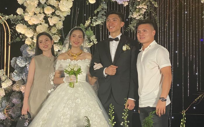 Cùng Quang Hải đến chúc mừng Văn Hậu, Chu Thanh Huyền có hành động gây chú ý với 'mẹ chồng' tương lai