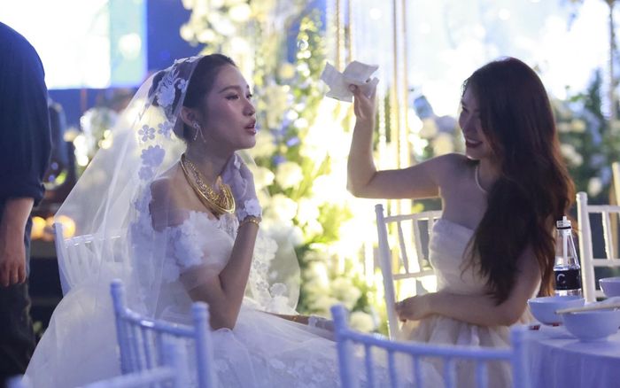 Hoà Minzy ghi điểm với hành động tinh tế trong lúc đám cưới Đoàn Văn Hậu gặp sự cố