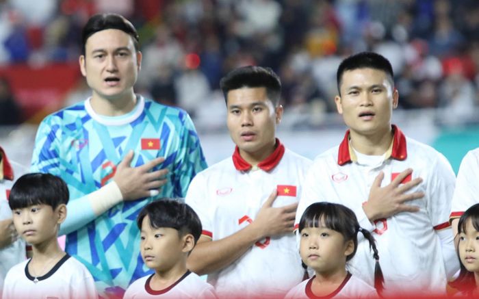 Thấy gì khi HLV Troussier bỗng dưng loại 'trò cưng' Trương Tiến Anh?