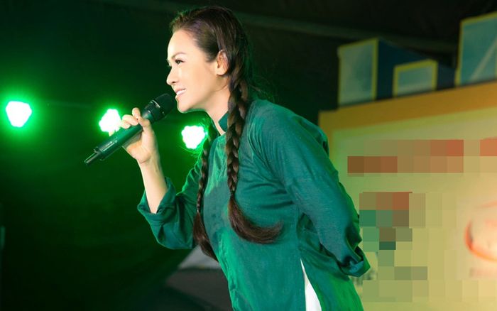 Nhật Kim Anh đi hát hội chợ, bị khán giả yêu cầu một lúc nhiều bài: Nữ ca sĩ xử lý ra sao?