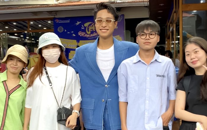 Hà An Huy được người hâm mộ vây kín khi đi diễn, biểu cảm 'cưng xỉu' khi nhận quà từ fan nữ