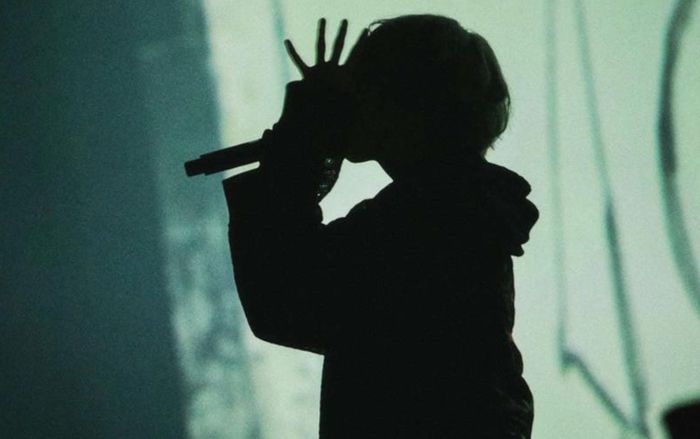 Nam ca sĩ kiêm CEO nổi tiếng quấy rối nữ nhân viên bên trong karaoke, bị phạt 56 triệu đồng