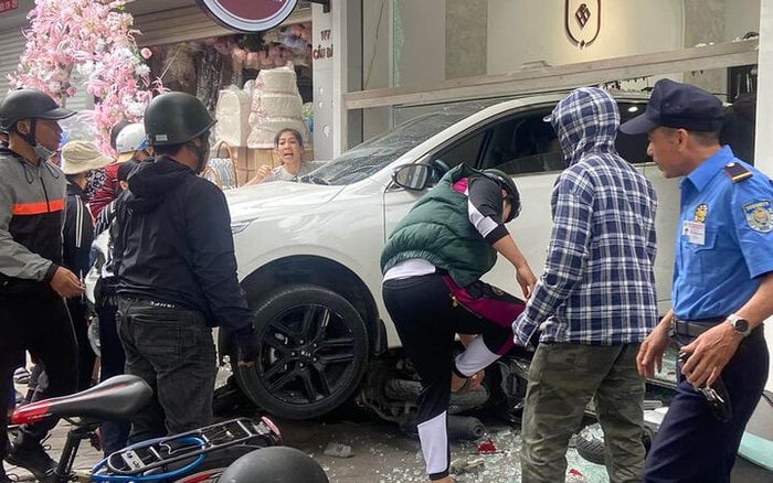 Tin mới vụ nữ tài xế lùi xe ô tô lao thẳng vào cửa hàng trang sức ở Hải Phòng