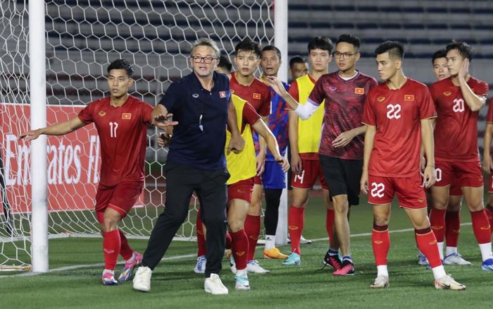 Nỗi lo của tuyển Việt Nam trước Philippines… là HLV Troussier?