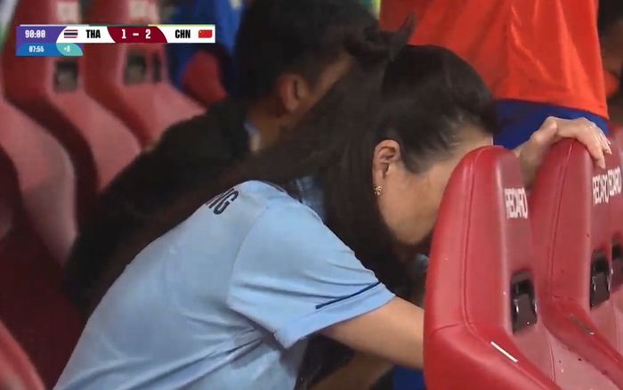 Madam Pang và HLV Polking gục đổ khi Thái Lan thua ngược Trung Quốc