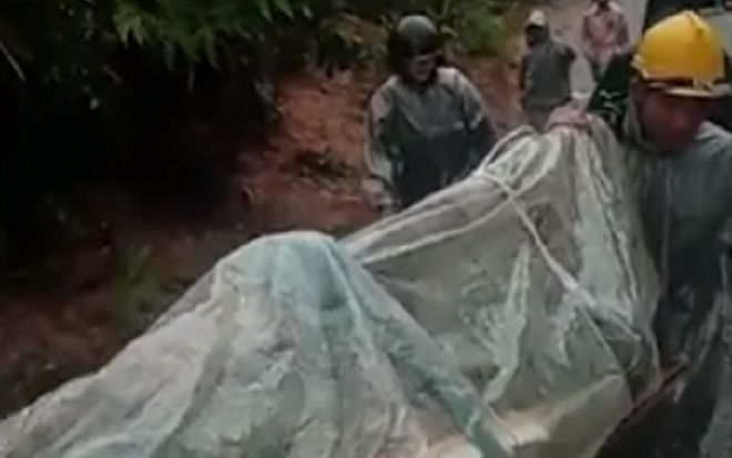 Quảng Nam trong mưa lũ: Người phụ nữ ngã gãy xương đùi và hành động ấm lòng của hàng chục người dân