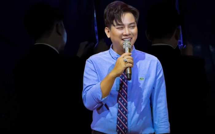 Chưa đến lượt biểu diễn, Hoài Lâm 'rình mò' khán giả sau cánh gà: Dấu hiệu của sự 'thèm hát' quá đây mà!