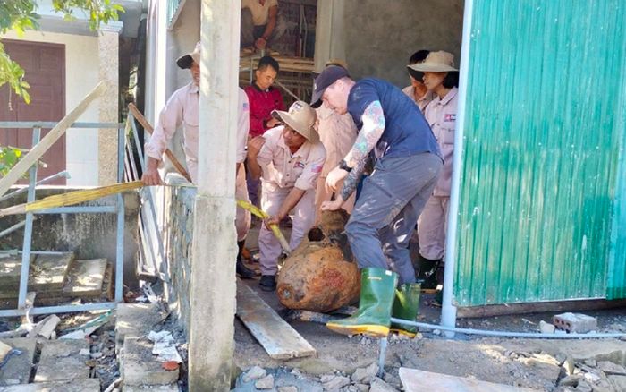 Đào móng xây dựng nhà vệ sinh, người dân phát hiện thứ bất ngờ dưới lòng đất