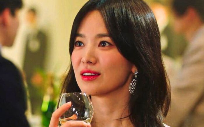 Song Hye Kyo để lộ danh tính con gái lớn, nhan sắc thế nào mà được khen giống mẹ