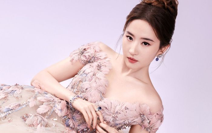 Được 'người đặc biệt' tỏ tình công khai, Lưu Diệc Phi hạnh phúc đáp: 'Yêu anh'