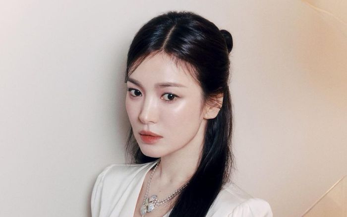 Những lần khoe góc nghiêng thần thánh của Song Hye Kyo: Hoá ra nữ thần chính là đây