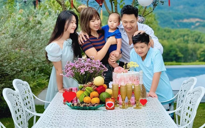 Vợ chồng Mạnh Trường kỉ niệm 15 năm kết hôn tại biệt thự view núi, giá trị khủng