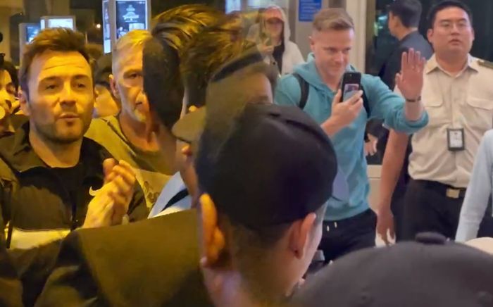 Westlife gây náo loạn sân bay khi hạ cánh tại Việt Nam, nhan sắc phong độ ngời ngời!