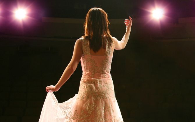 Nữ ca sĩ nổi tiếng nhất nhì showbiz bị mù một mắt, chạy chữa nhiều nơi nhưng không khỏi