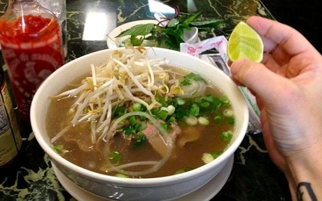 Vắt chanh vào bún hoặc phở nóng sẽ làm mất đi vitamin C?