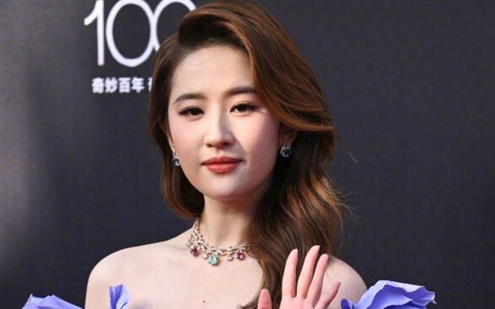 Lưu Diệc Phi gây sốc khi để lộ sự xuất hiện của một nhân vật đặc biệt trong nhà riêng