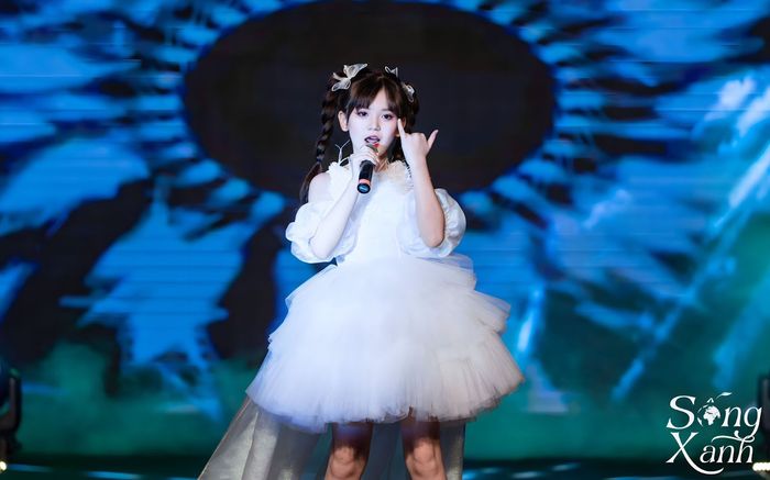 Ca sĩ nhí Nguyễn Ngọc Kim Cương trình diễn 'bùng nổ' mở màn Gala Sống xanh