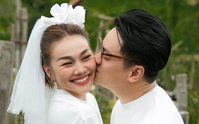 Tròn 1 tháng sau hôn lễ, Thanh Hằng tung ảnh nét căng bên ông xã nhạc trưởng
