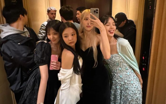 Khung hình hiếm hoi đầy đủ các thành viên của Blackpink, bàn tay kỳ lạ của Jisoo gây tò mò