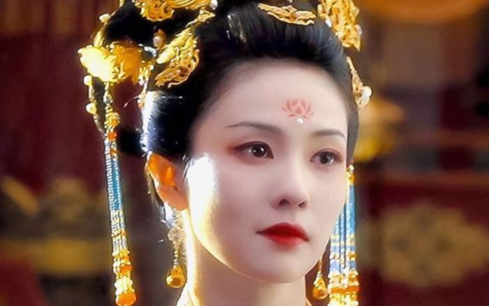 Cùng tạo hình hoàng hậu, Bạch Lộc bị chê thua xa nữ diễn viên này