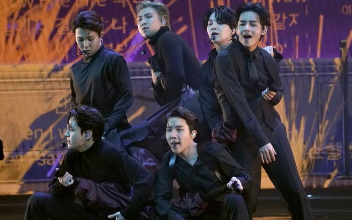 Rộ clip BTS nhún nhảy cực dẻo trên nền nhạc một ca khúc Việt Nam: Danh tính tưởng lạ mà quen!