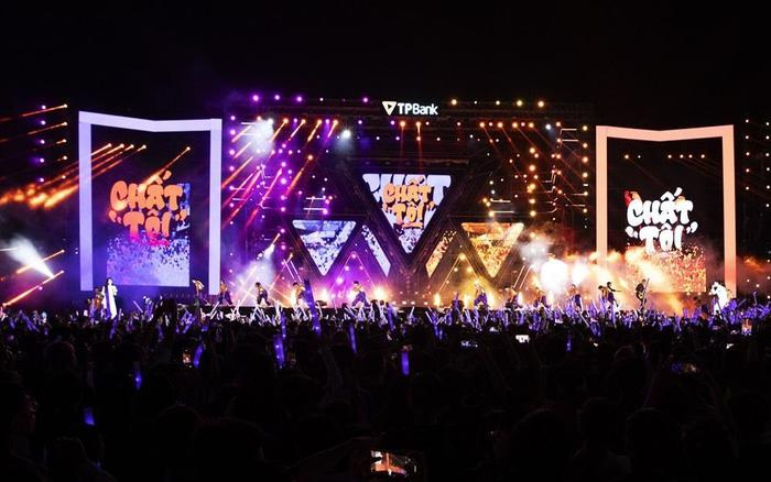 Sơn Tùng M-TP chúc mừng sinh nhật SKY hoành tráng trên sân khấu TPBank 2in1 Concert