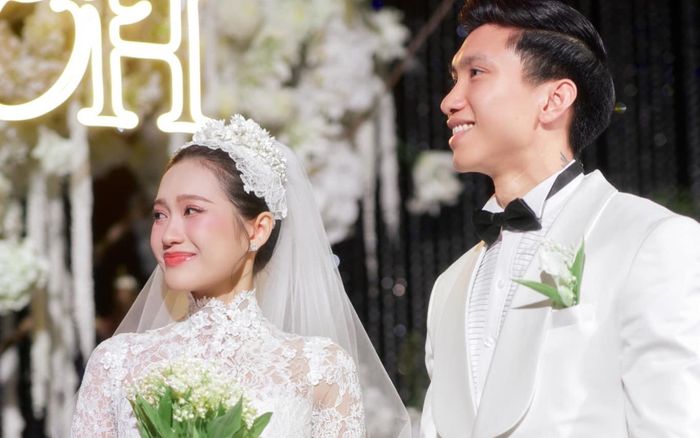 Đoàn Văn Hậu - Doãn Hải My xúc động nhận món quà đặc biệt trong ngày cưới