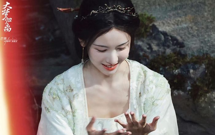 Chị gái Bạch Lộc nhận tin vui với bạn trai, sắp tới thời toả sáng