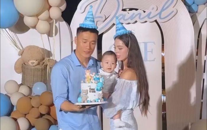 Bùi Tiến Dũng cùng vợ Tây tổ chức tiệc sinh nhật hoành tráng cho quý tử