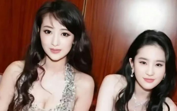 Đỉnh cỡ Lưu Diệc Phi cũng phải 'hạ phàm' gấp khi đụng mặt đàn chị lớn hơn 9 tuổi