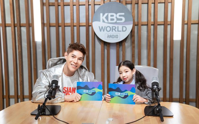 Mẫu nhí Việt mới 7 tuổi đã xuất hiện trên đài KBS Hàn Quốc, danh tính chẳng đâu xa lạ!