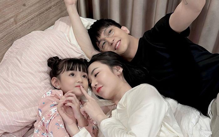 Ảnh gia đình hạnh phúc của Quỳnh Kool - B Trần ở Chúng Ta Của 8 Năm Sau trước biến cố ngoại tình