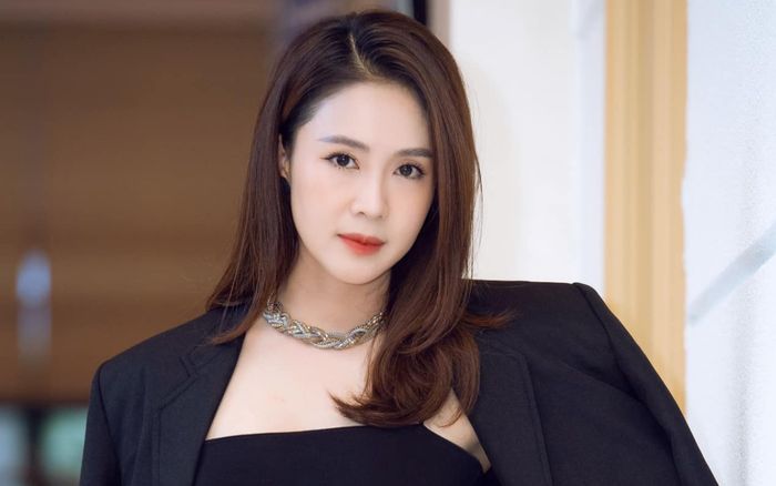 Khẳng định 'chung thủy' với nhan sắc tự nhiên, Hồng Diễm vẫn bị dân mạng phát hiện trùng tu một điểm