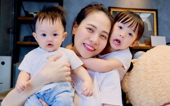 Đàm Thu Trang nở nụ cười đầy hạnh phúc khi nhận hai món quà 'siêu bự' trong ngày sinh nhật