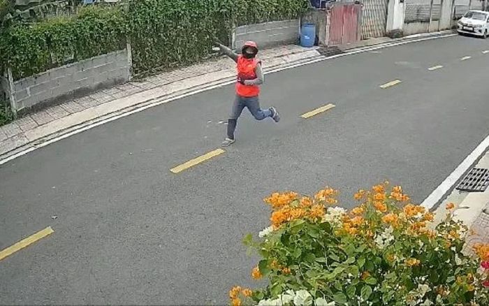 Nam shipper bị trộm cả xe máy và thùng hàng, tiếng la hét khiến người dân nhói lòng