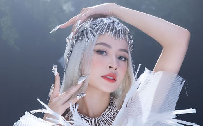 Chị ruột xinh đẹp lớn hơn 11 tuổi của Chi Pu