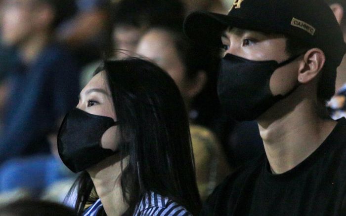 Đoàn Văn Hậu và bạn gái lộ diện trước thềm đám cưới, visual cô dâu tháng 11 qua camera thường