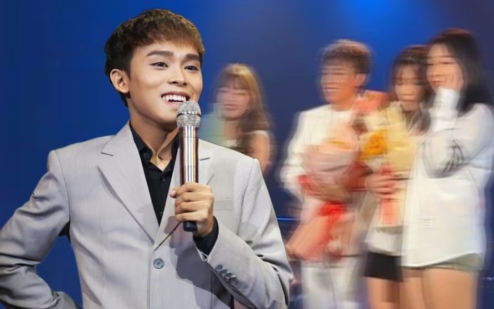 Được fan nữ lên sân khấu tặng hoa, Hồ Văn Cường 'cầu cứu' khán giả