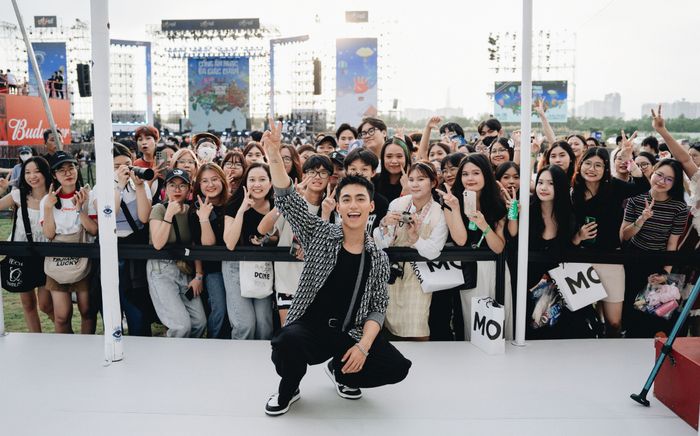 MONO được fan vây kín, xếp hàng giữa thời tiết nắng nóng để được trực tiếp gặp mặt thần tượng