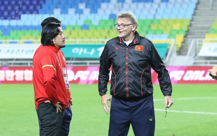 Trung vệ tuyển Việt Nam: Triết lý của HLV Troussier không giống HLV Park Hang Seo