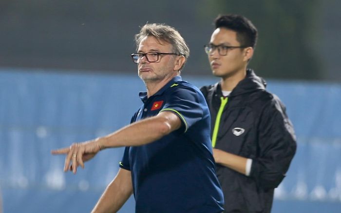 Tuyển Việt Nam tích cực tập chuyền và kiểm soát bóng để mơ World Cup