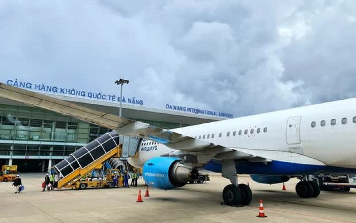 Chuyến bay Đà Nẵng - Hà Nội phải dừng khẩn cấp vì 2 hành khách tung tin bất ngờ