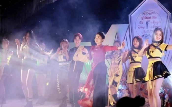 Chân dung gây bất ngờ về mẹ chồng U50 nhảy cực sung ở đám cưới con trai hút 4 triệu lượt xem