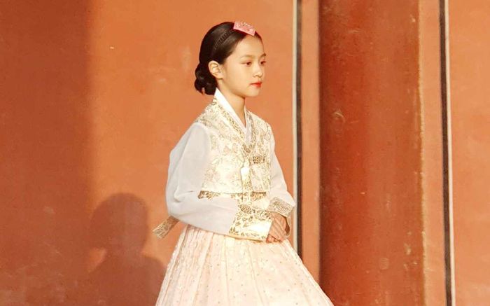 Mẫu nhí 10 tuổi diện trang phục hanbok 'gây sốt' cõi mạng