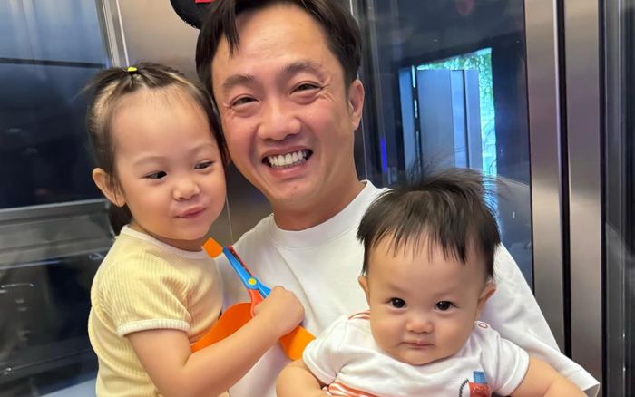 Khoảnh khắc tương tác của 2 nhóc tỳ nhà Cường Đô La, Suchin có hành động đặc biệt dành cho em trai