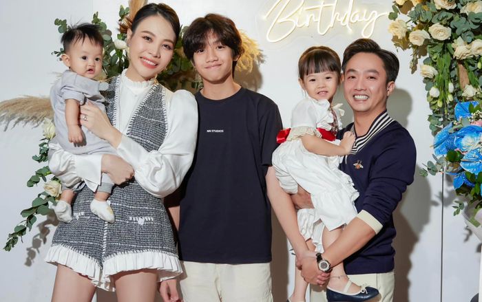 Khung ảnh gia đình Cường Đô La - Đàm Thu Trang, quý tử Subeo gây chú ý vì 1 chi tiết