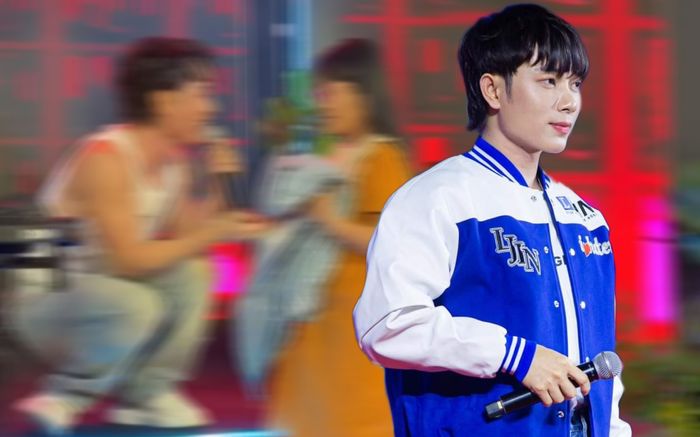 Thấy khán giả nhí hát cực sõi bản hit của mình, Trúc Nhân trao tặng quà ngay trên sân khấu