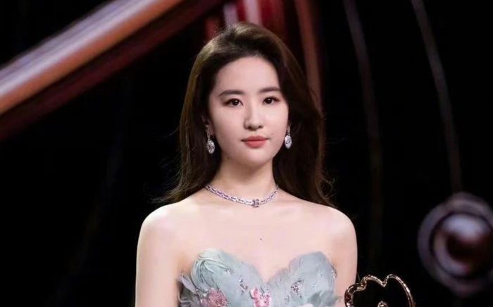 Phản ứng bất ngờ của Dương Tử và Ngu Thư Hân khi Lưu Diệc Phi bước ngang qua gây sốt